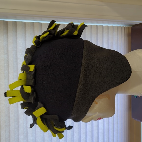 Children's Place age 4-7 mohawk winter hat with ear flaps - Picture 2 of 4